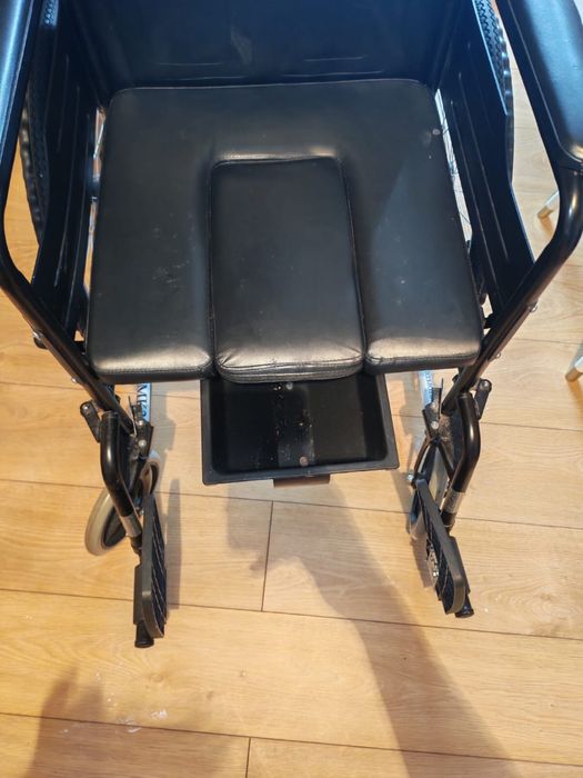 Продам инвалидную коляску с судном