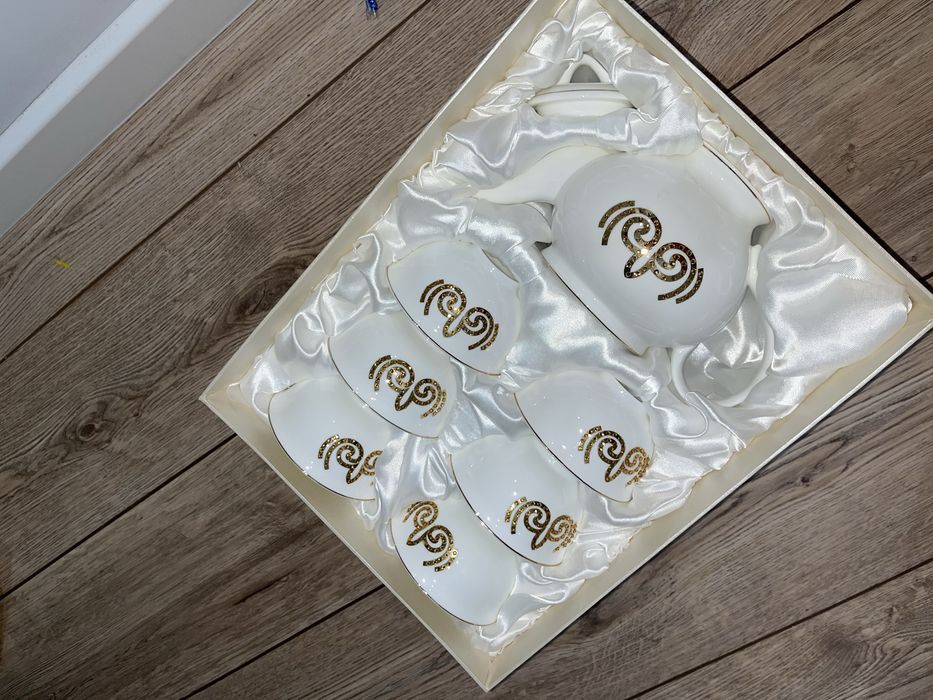 Продам набор посуды с чайником