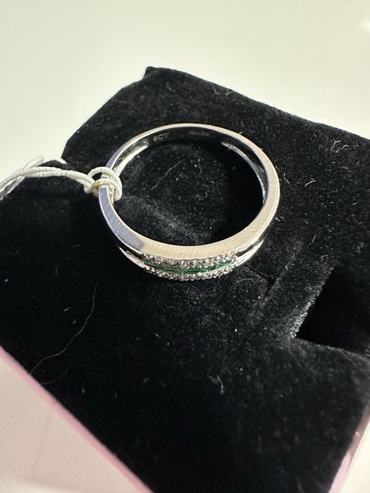 Inel curbat cu diamant și smarald din aur alb de 9 ct