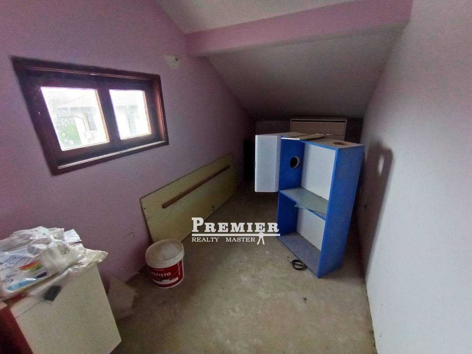 Продаваме триетажна тухлена къща в село Тънково