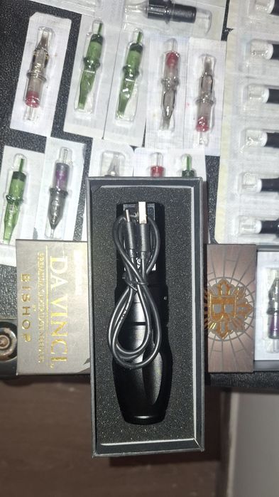 Se vinde aparat de tatuat și tot ce se vede în poze