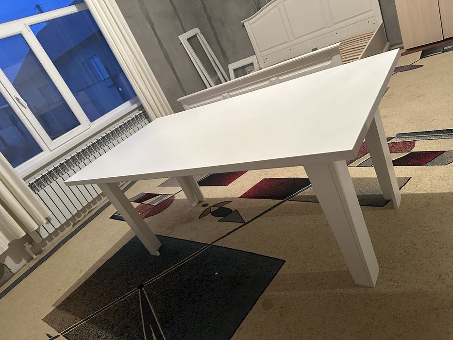 Срочно продается стол белый!