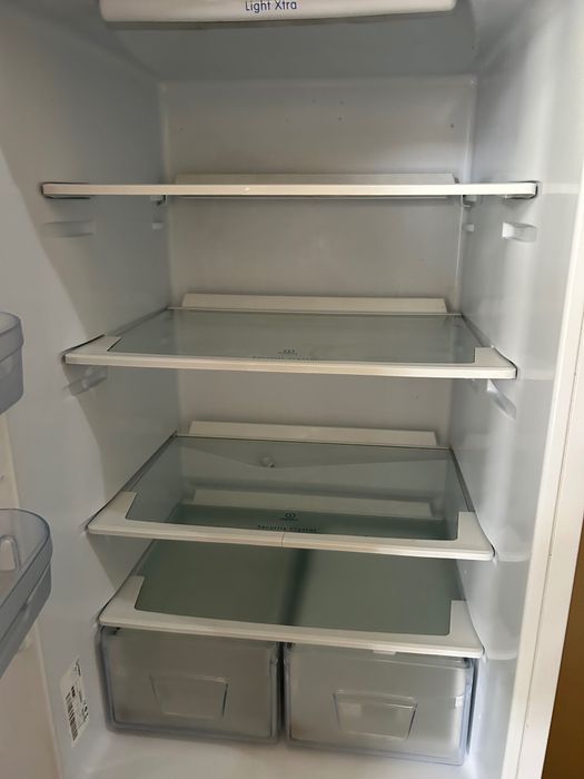 Хладилник Indesit с долен фризер