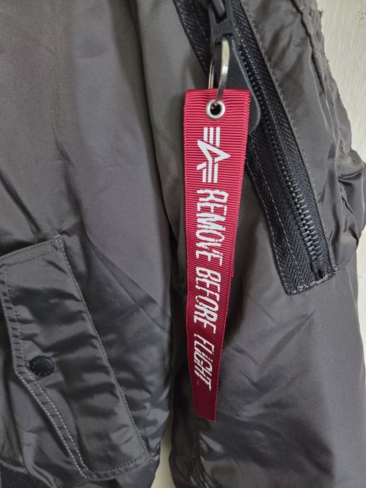 ALPHA IN DUSTRIES JACKET
(мъжко)
Размер S
Състояние перфектно
Подмишници 52
Дължина 65
Ръкав от яка 76
60 euro