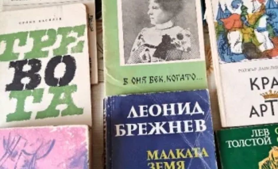 Книги с различна тематика и цени.