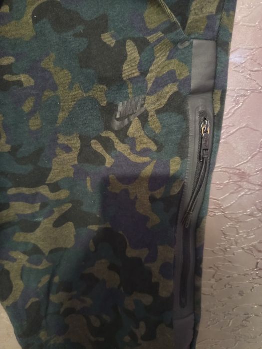 Камуфлажен анцунг nike sportswear tech fleece и шушлякови панталони ni