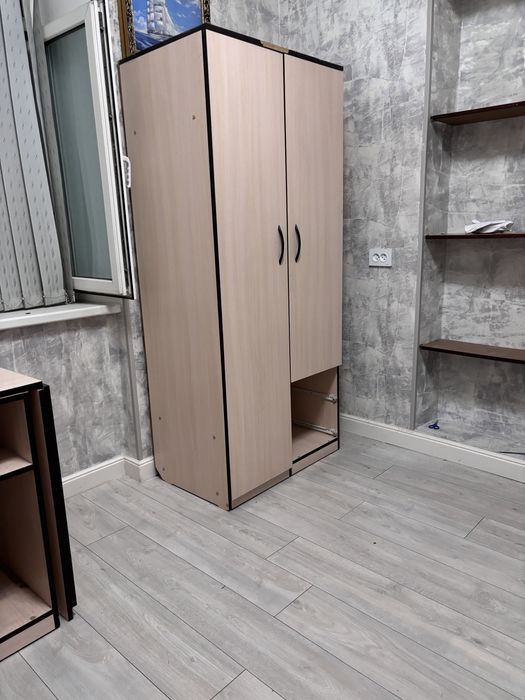 Шкаф и стул и кровать