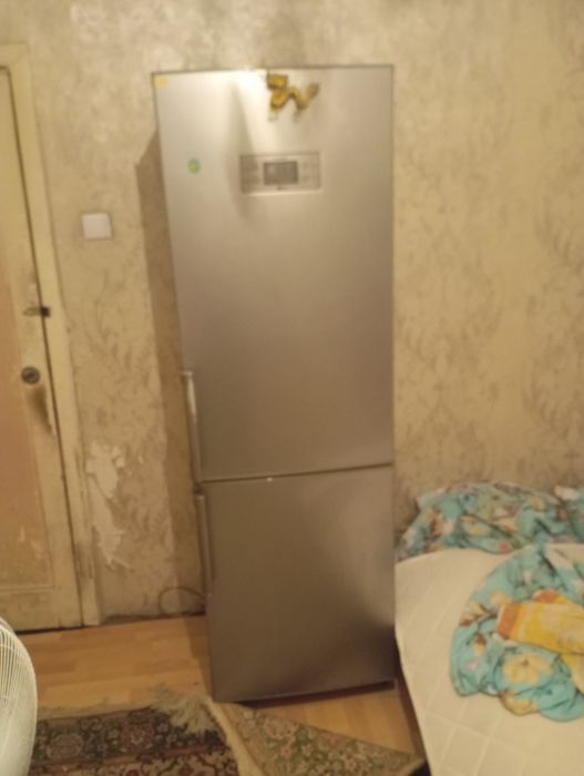 Продам холодильник на запчасти. Перестал морозит.