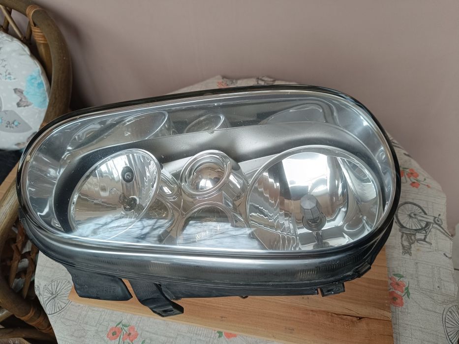 Преден десен фар Голф 4