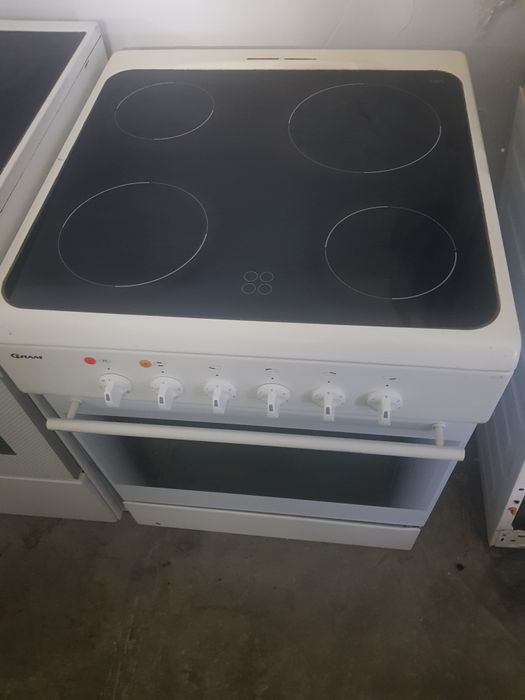 Свободно стояща печка с керамични котлони