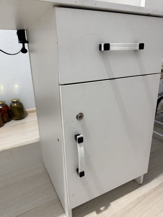 маникюрный столик