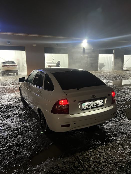 Продам приора хетчбек в харошем состояние выложения не  требует на ход