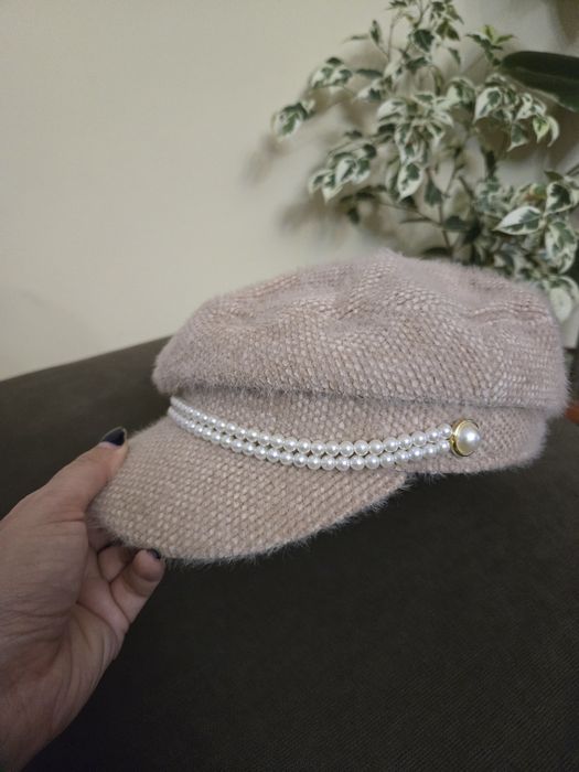 Актуална шапка бежова