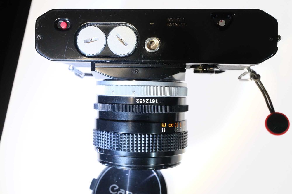 Canon EF - SLR pe film + Canon FD 50mm F/1,4 SSC