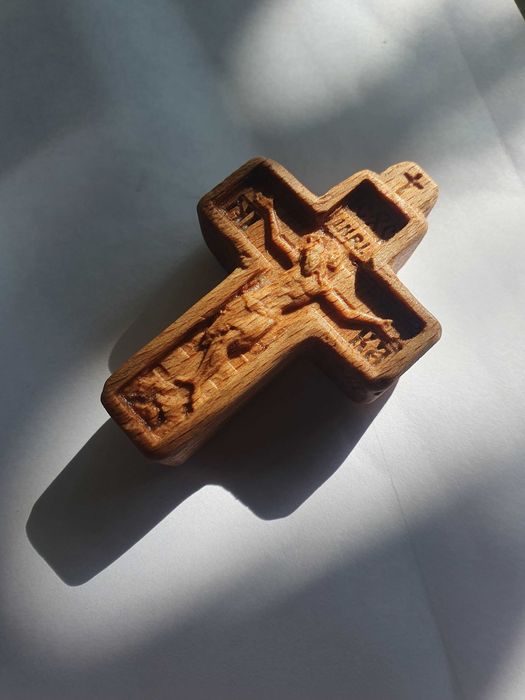 Cruci sculptate din lemn de fag 6x4 cm, finisate cu ceara de albine