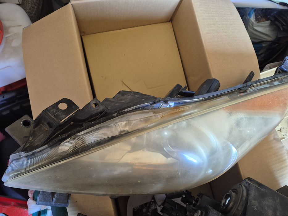 Faruri mazda 3 an 2009