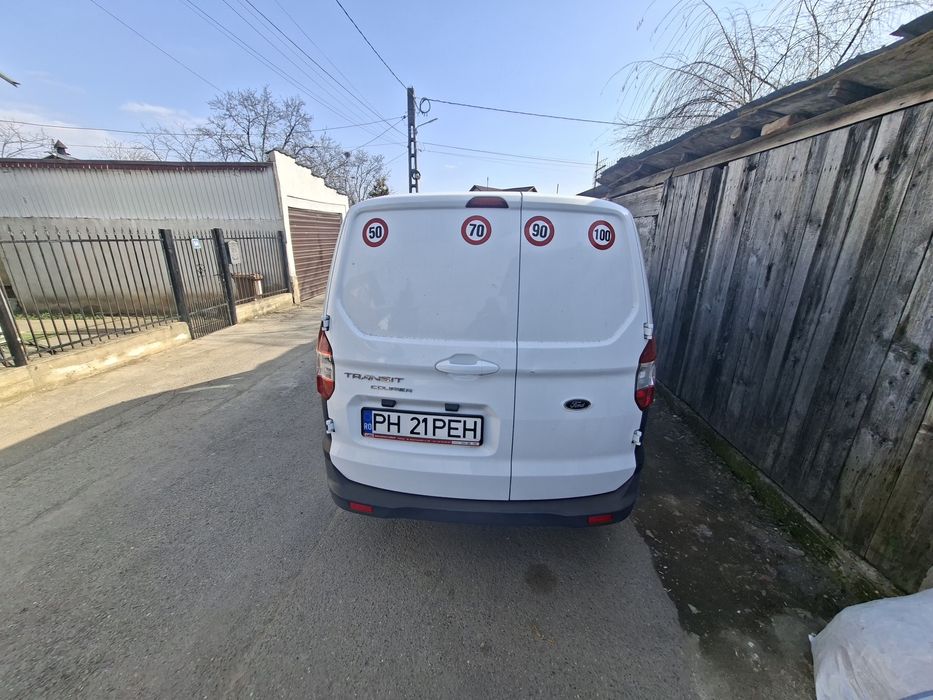 Vand sau schimb cu o masina cu locuri dubita ford courier in stare per