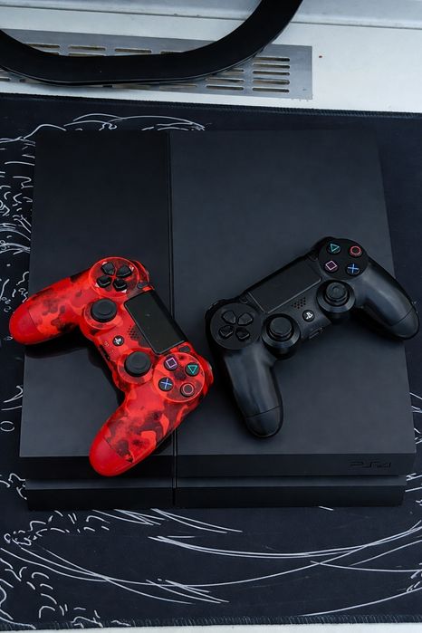 Продам пс 4 фат + 2 геймпада + 2 диска