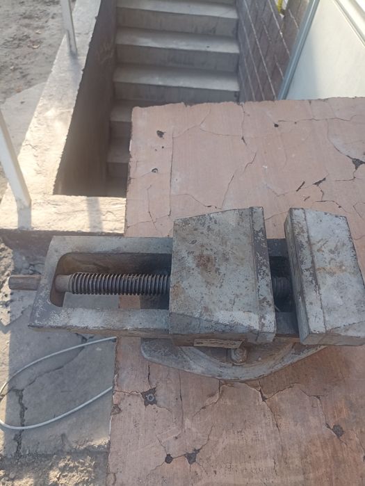 Продам тиски токарные