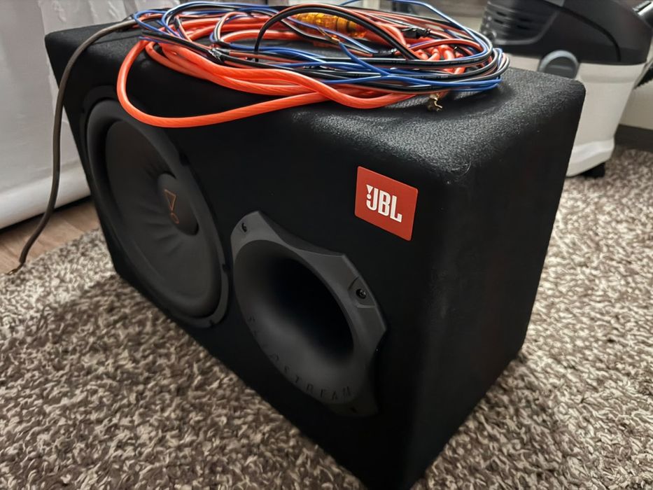 Продам сабвуфер  JBL