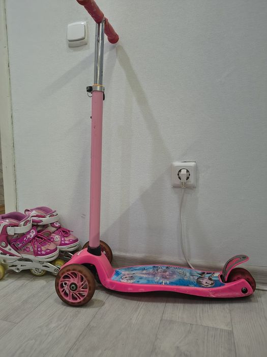 Самокат и ролики для девочки