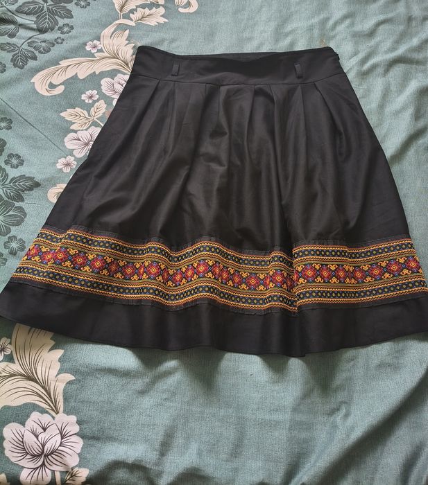 Vand patru fuste fara elastic in talie in stare buna purtate de doua ori mărimile 42 42 46 și 50 preț la toate 160 de lei 40 de lei o fusta