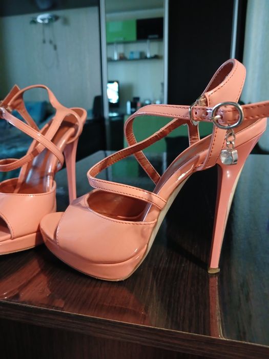 Продам босоножки на шпильке