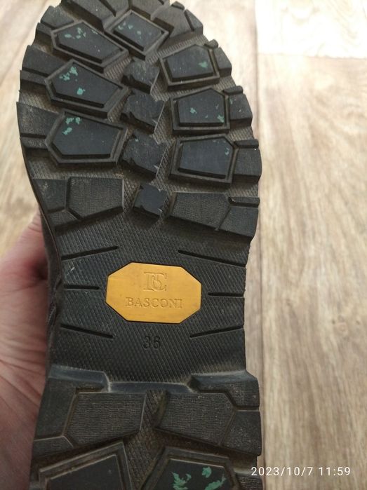 Продаются ботинки