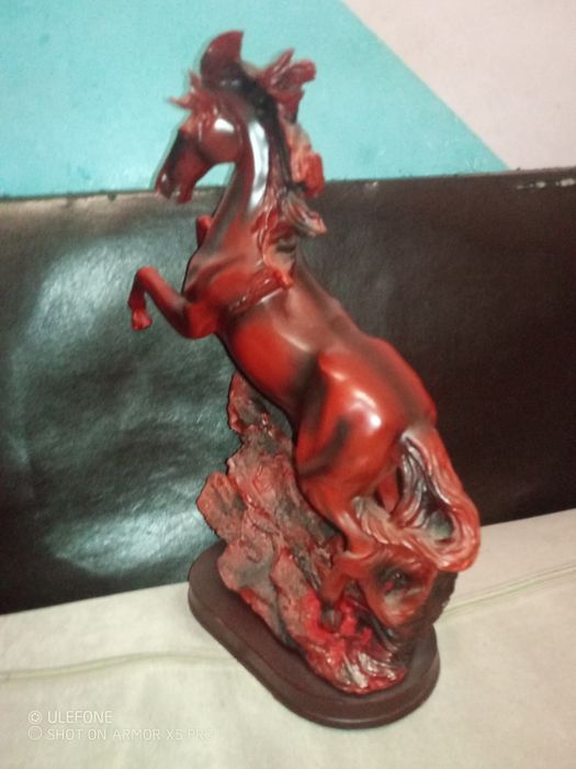 Много красива статуетка на кон .