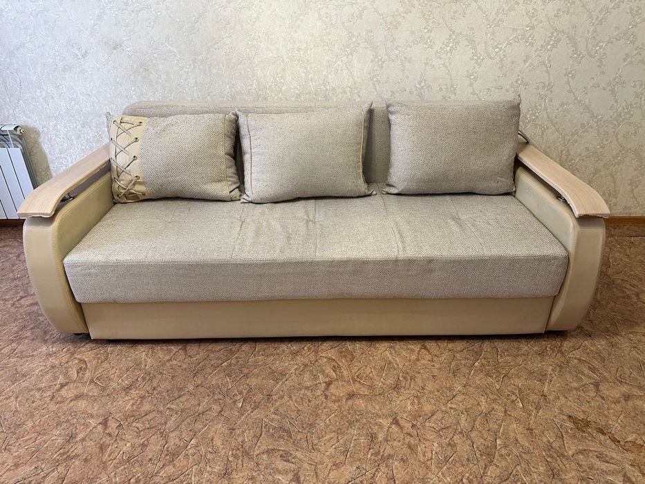 Продаётся стол и стулья и диван