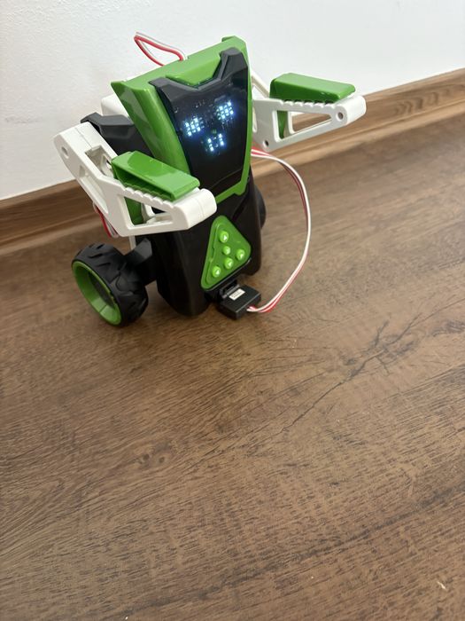 Robot programabil Xtrem Bots Mazzy STEM Bluetooth asamblat cu accesorii si cutie