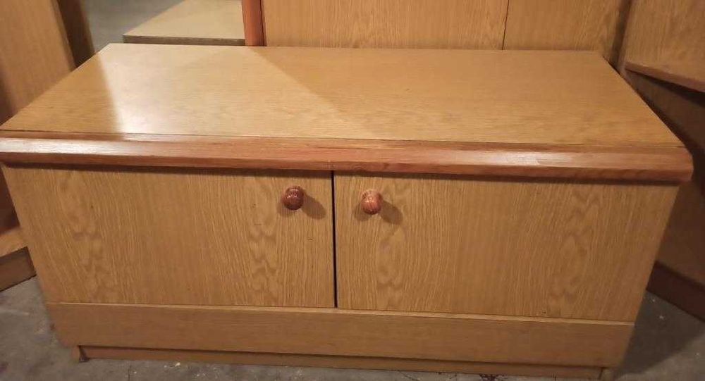 Входно антре - дължина 214 см., дълбочина 36 см. и височина 200 см.