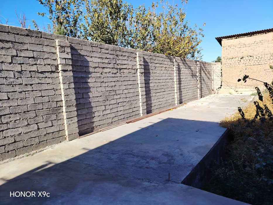 Qurilishi tugallanmagan lekin barcha sharoitlari ichida bo'lgan hovli.