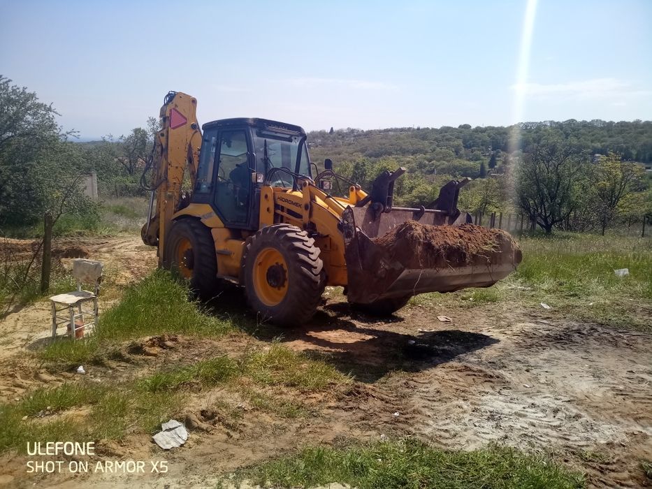 изграждане на огради с бетонни , подцинковани колове услуги с багер.