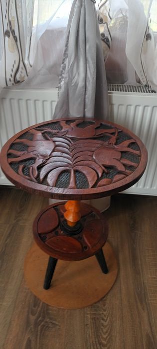 Măsuță sculptată