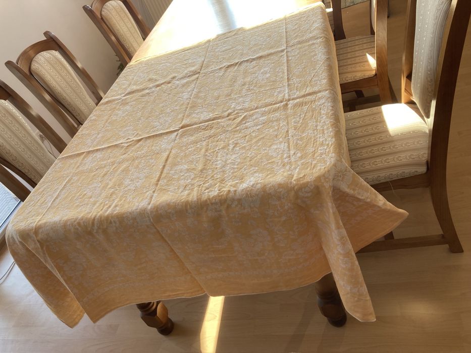 Fata de masa, impecabila, material gros si de caliate