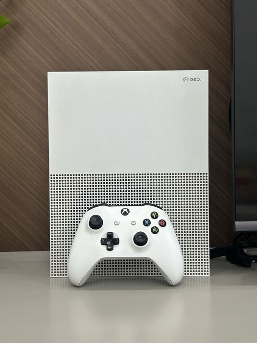 Xbox One S 1TB + геймпад