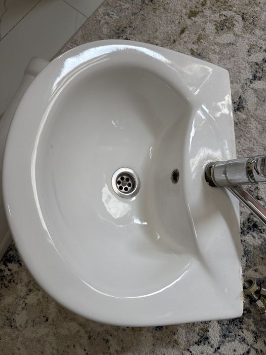 Раковина со стойкой и смесителем