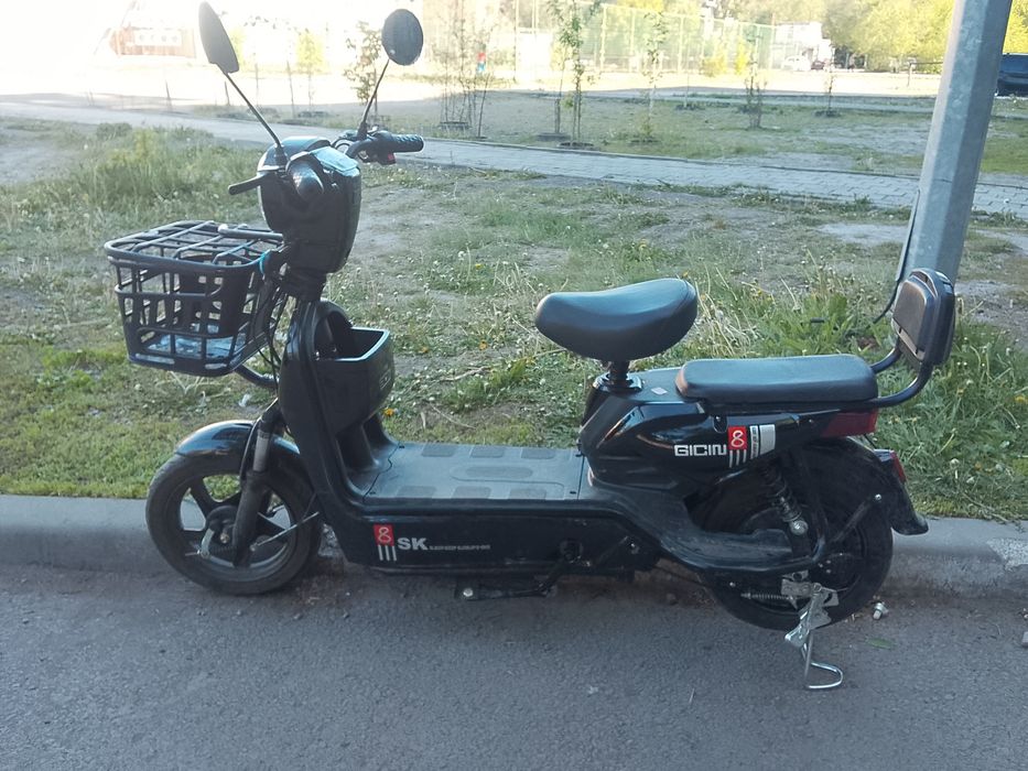Продаю электроскутер новый