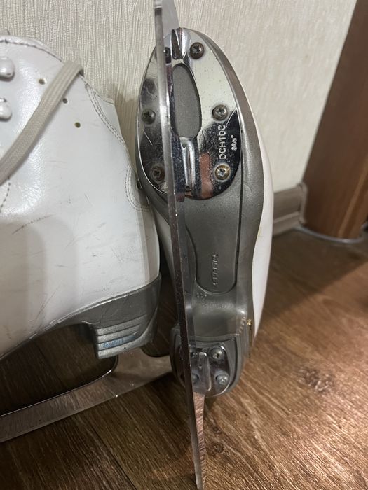 Коньки фигурные “Risport”.