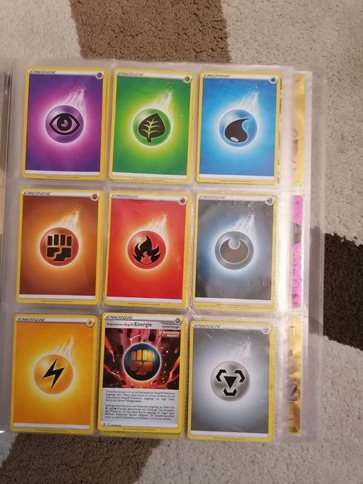Vând mapa cu pokemon