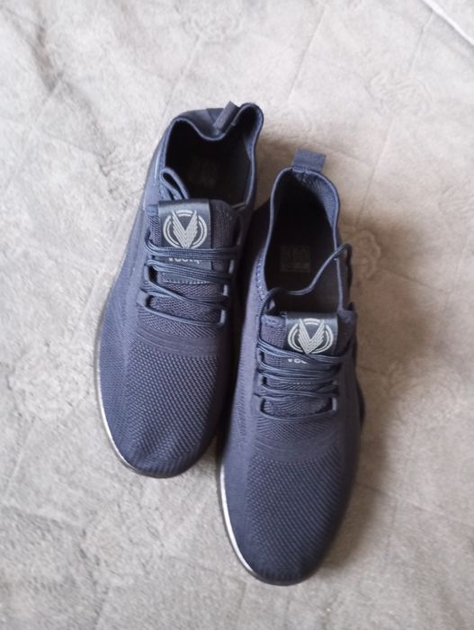 Продам мужские кроссовки