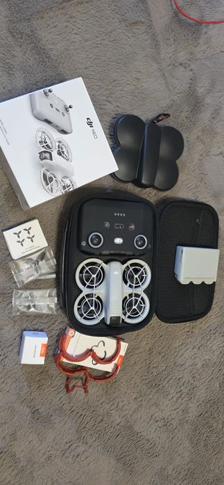 Vând DJI Neo pachetul Fly More Combo plus Asigura DJI Care 2 ani