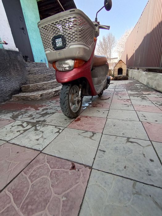 скутер Сузуки с корзиной