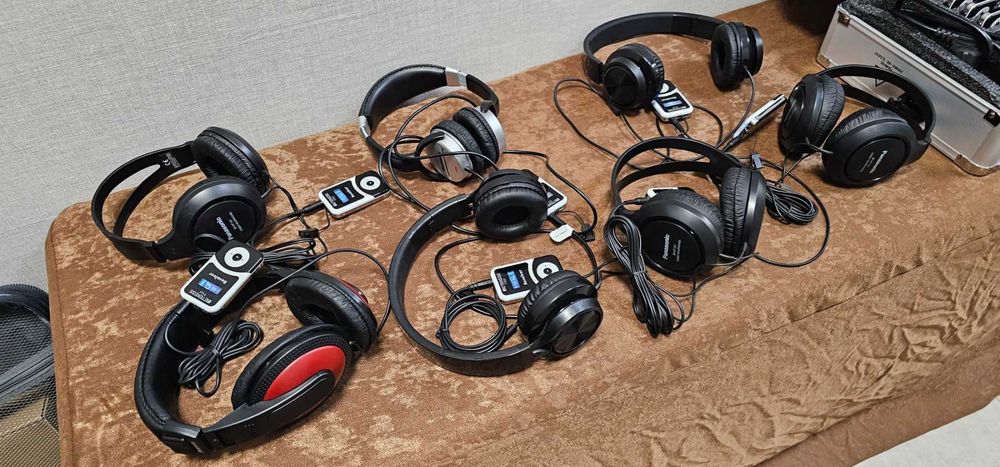 двойна преводаческа кабина и оборудване за симултанен превод, под наем