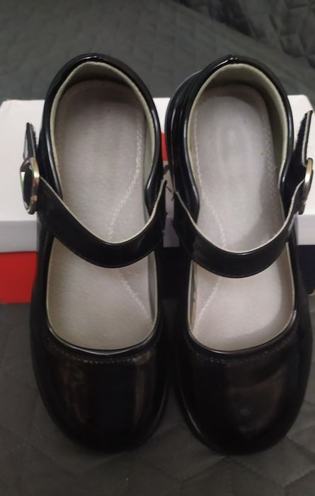 Нови лачени обувки