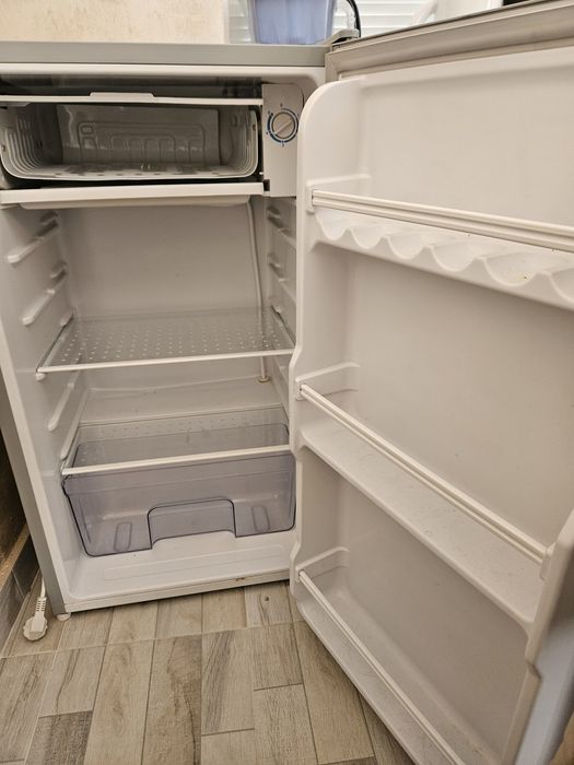 Малък компактен хладилник Elite