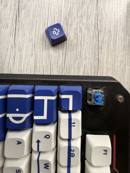 Vănd Tastatură gaming mecanica Redragon Varuna K559 RGB cu iluminare RGB, full anti-ghosting, cu fir , negru + Taste Euro 2024 - România