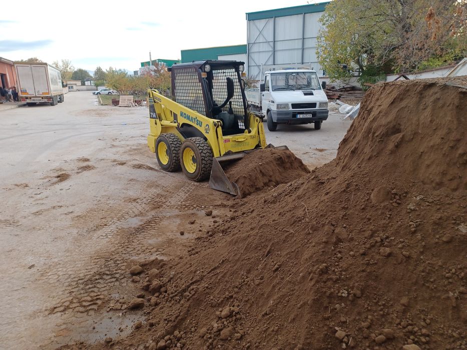Извършва услуги с бобкат,вяляк и самосвал