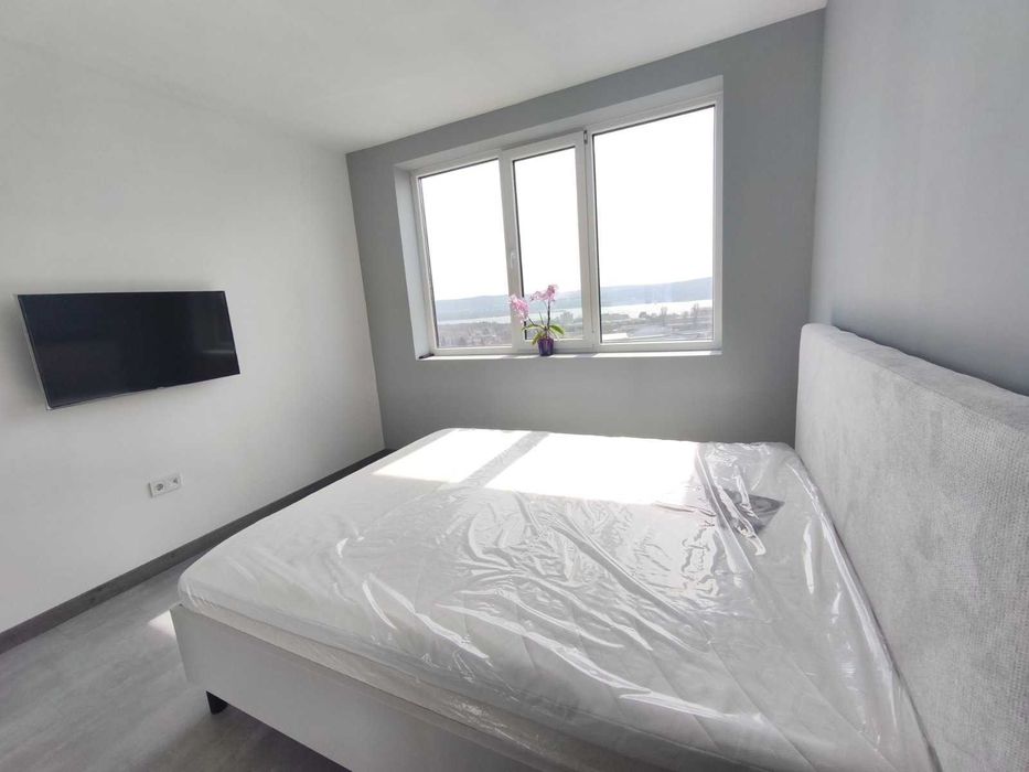 Двустаен, изцяло южен апартамент с панорамна гледка към езерото